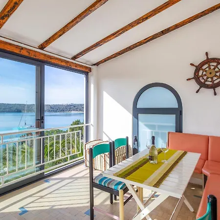 Stunning In With Kitchen * Pula